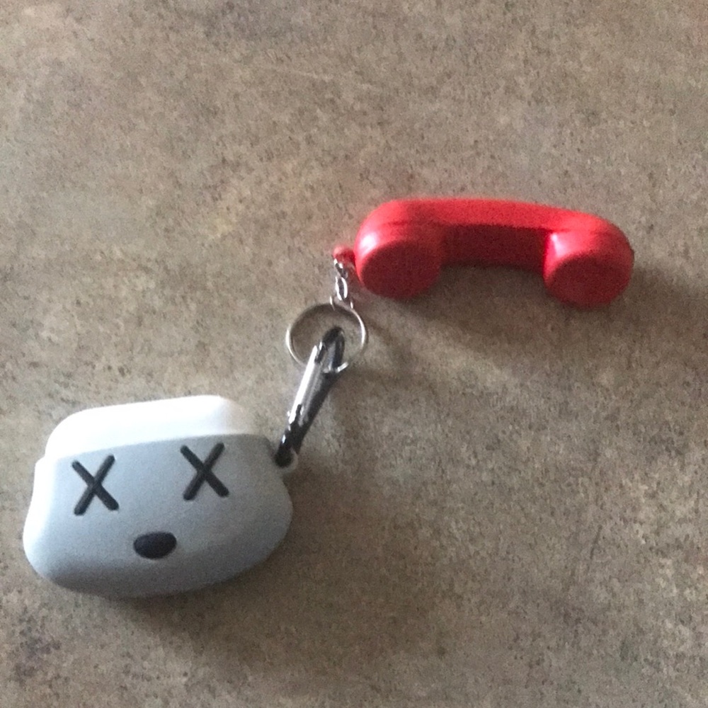 Air pod pros (EVERYTHING IN THE CLIP ARE PROVIDED)